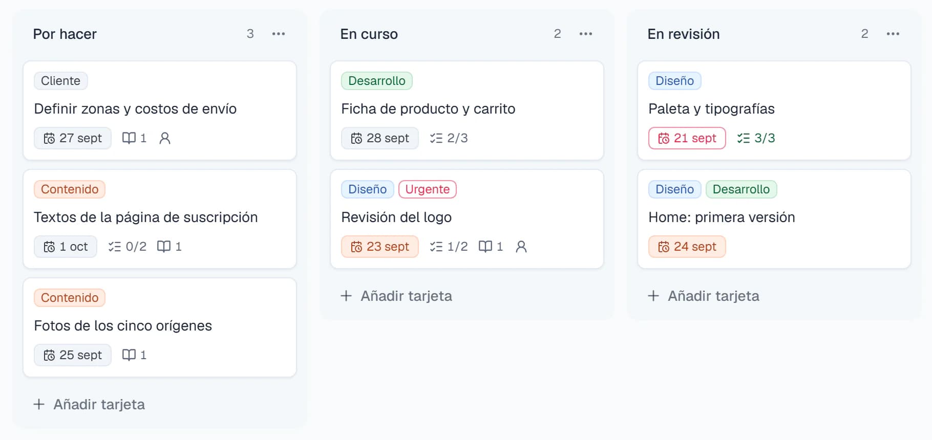 Un tablero de GRUFO con las columnas Por hacer, En curso y En revisión: cada tarjeta con su etiqueta, su fecha de entrega, el avance de su lista de tareas y las páginas vinculadas.