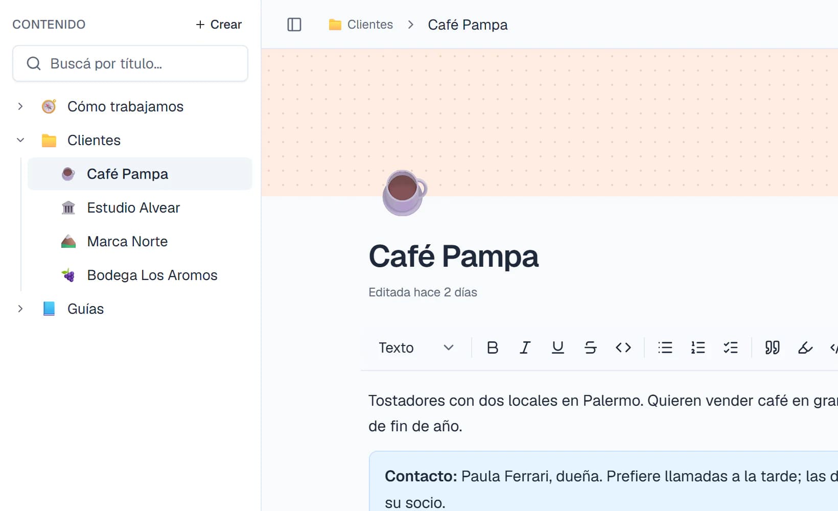 La wiki de GRUFO: a la izquierda el árbol de páginas con Clientes desplegado; a la derecha la página de Café Pampa, con su portada, la barra del editor y un destacado de contacto.