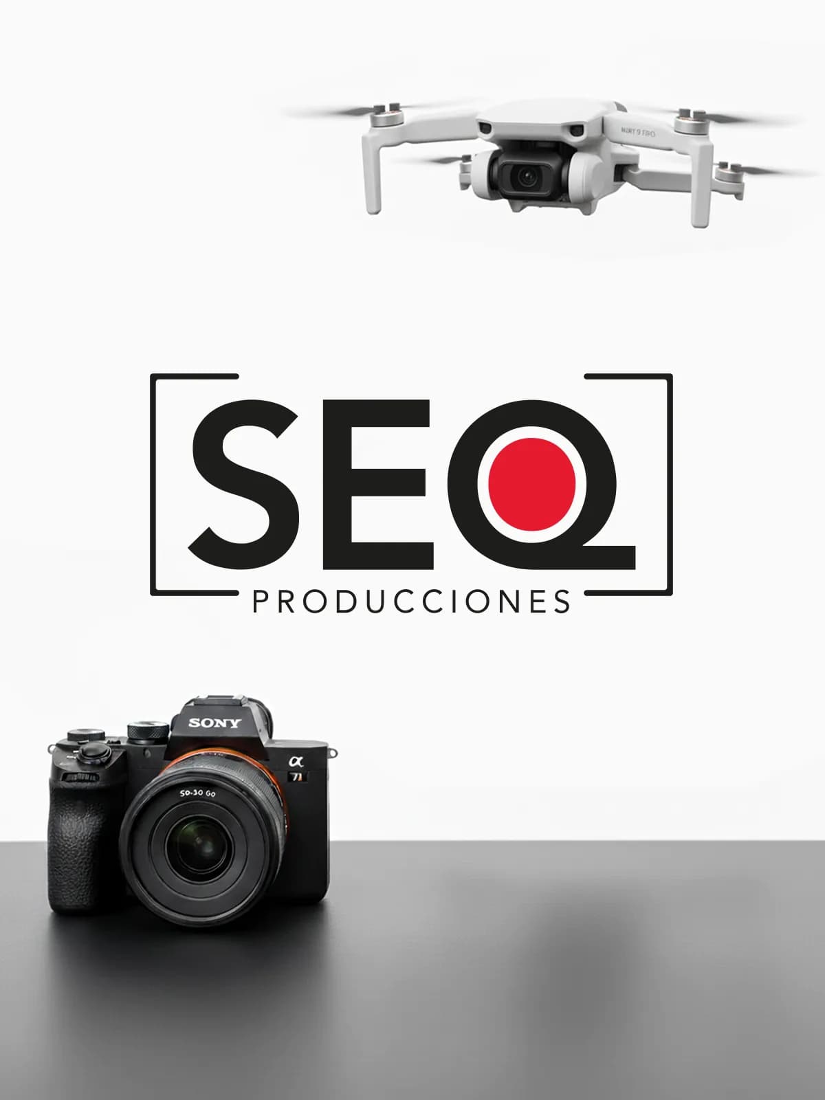 El logo de SEQ Producciones entre un drone y una cámara de fotos