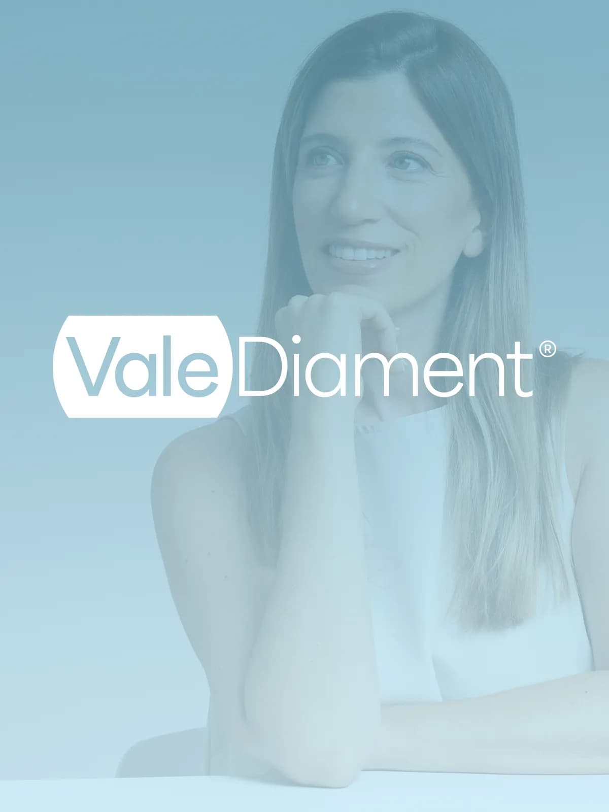 El logo de Vale Diament en blanco sobre un retrato suyo teñido de celeste